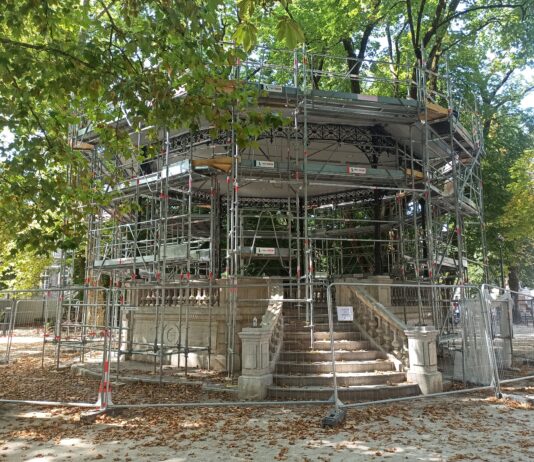 chafaudages autour du kiosque de la promenade Granvelle