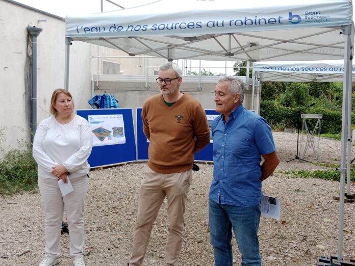 Forage eau potable GBM à Novillars Élodie Reccia, Hydrogéologue à la DREAL de Bourgogne Franche-Comté, Lionel Philippe Maire de Novillars et Christophe Lime conseiller communautaire de GBM en charge de l'eau et l'assainissement