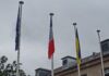 Drapeaux vers la mairie de Besançon