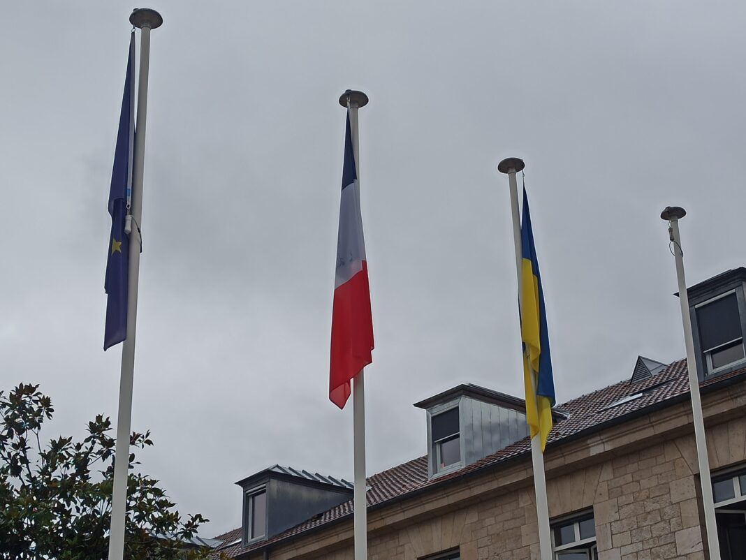 Drapeaux vers la mairie de Besançon