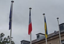 Drapeaux vers la mairie de Besançon