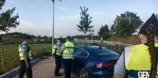 3 gendarmes devant une voiture