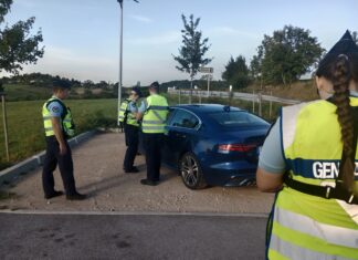 3 gendarmes devant une voiture