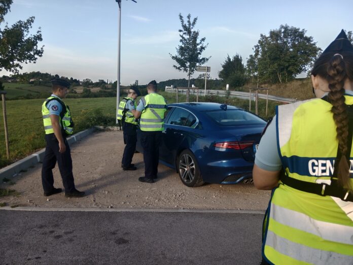 3 gendarmes devant une voiture