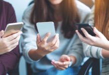 trois personnes avec un téléphone