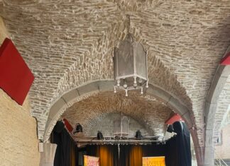 Besançon. Pour ses 10 ans, Livres dans la Boucle fait briller la littérature sous toutes ses formes présentation avec Anne Vignot au micro