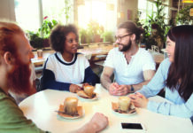 Des jeunes autour d'un café