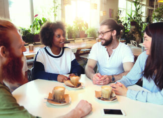 Des jeunes autour d'un café