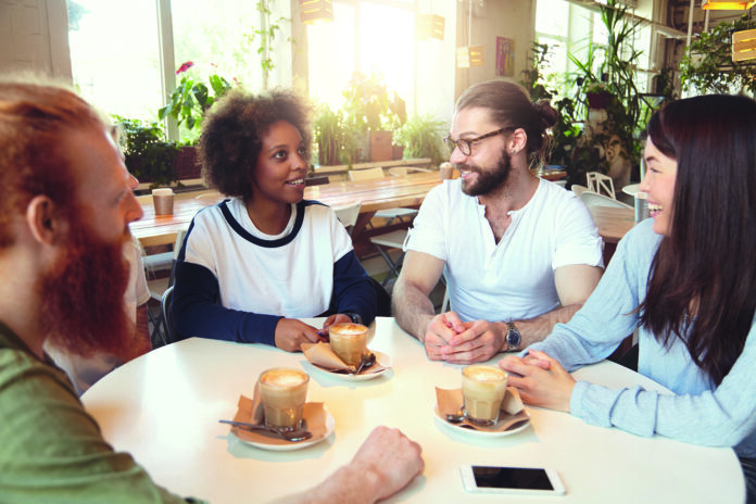 Des jeunes autour d'un café