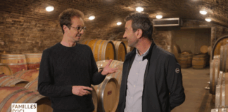 Le journaliste Cyril Hinaut (à gauche) par à la rencontre de sept familles originaires de la région