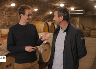 Le journaliste Cyril Hinaut (à gauche) par à la rencontre de sept familles originaires de la région