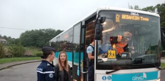 contrôle de police dans un bus
