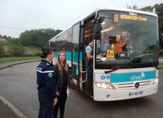contrôle de police dans un bus