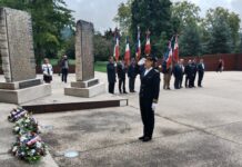 cérémonie officielle sur l'esplanade des Glacis