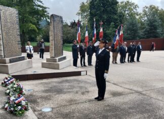 cérémonie officielle sur l'esplanade des Glacis