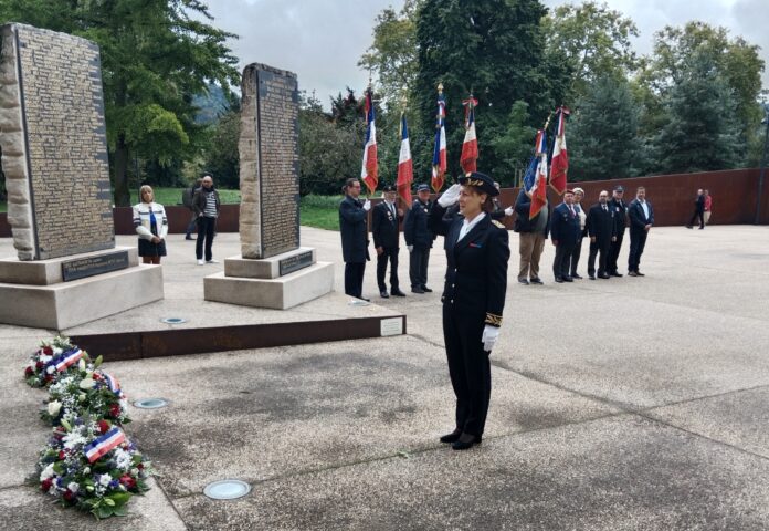 cérémonie officielle sur l'esplanade des Glacis