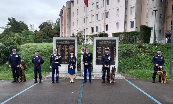 La colonelle Élodie Montet et les deux commandants des compagnies de Besançon et de Pontarlier