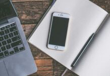 un téléphone sur un livre