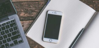 un téléphone sur un livre