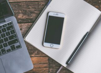 un téléphone sur un livre