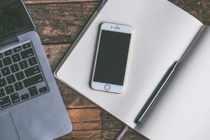 un téléphone sur un livre