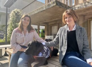 Besançon. Sony, nouveau chien d’assistance pour les personnes en situation de handicap Justine Béliard et Carine Menigoz en compagnie de Sony
