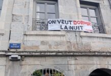 Banderole accrochée sur une fenêtre