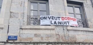 Banderole accrochée sur une fenêtre