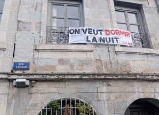 Banderole accrochée sur une fenêtre