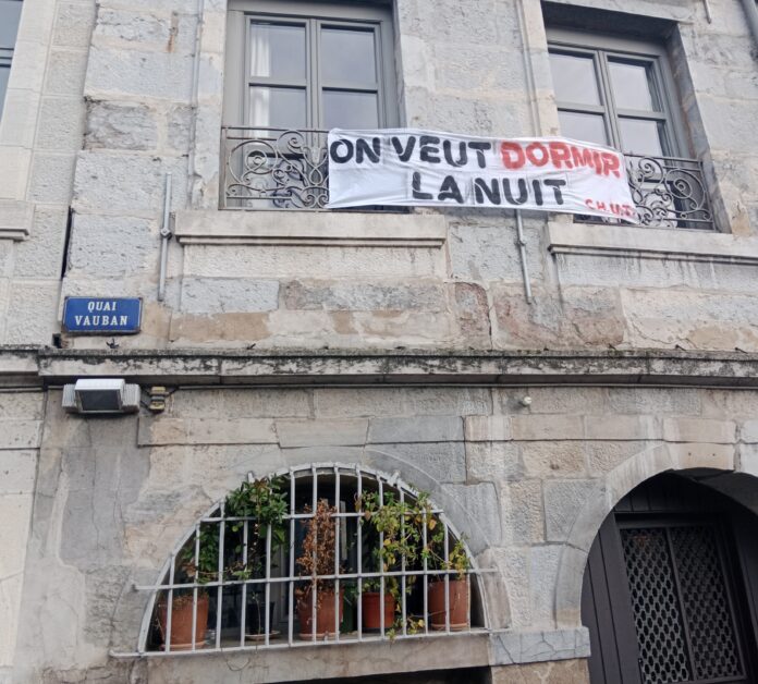 Banderole accrochée sur une fenêtre