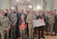 Région. L’armée de Terre remet 6 821,23€ au profit de l’association Terre Fraternité – ADO Le général de division Jean-Pierre Fagué a remis le chèque de 6 821,23€ au général Éric Margail Président de l'association Terre Fraternité