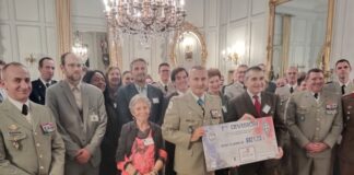 Région. L’armée de Terre remet 6 821,23€ au profit de l’association Terre Fraternité – ADO Le général de division Jean-Pierre Fagué a remis le chèque de 6 821,23€ au général Éric Margail Président de l'association Terre Fraternité