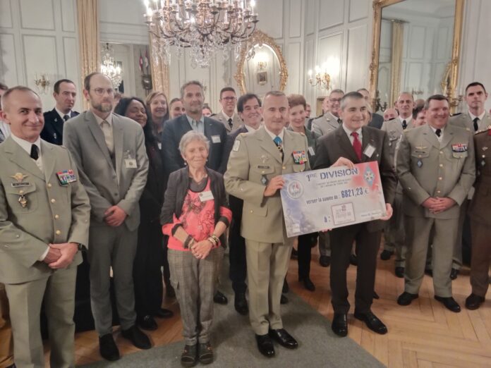 Le général de division Jean-Pierre Fagué a remis le chèque de 6 821,23€ au général Éric Margail Président de l'association Terre Fraternité