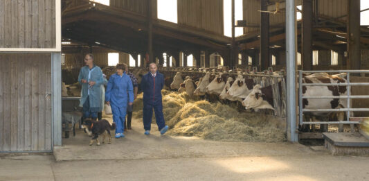 Annie Genevard était en déplacement au GAEC de l'Espoir à Chaussenans dans le Jura
