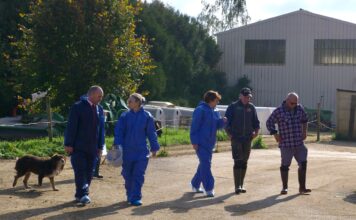 Annie Genevard discute avec les deux associés du GAEC de l'Espoir