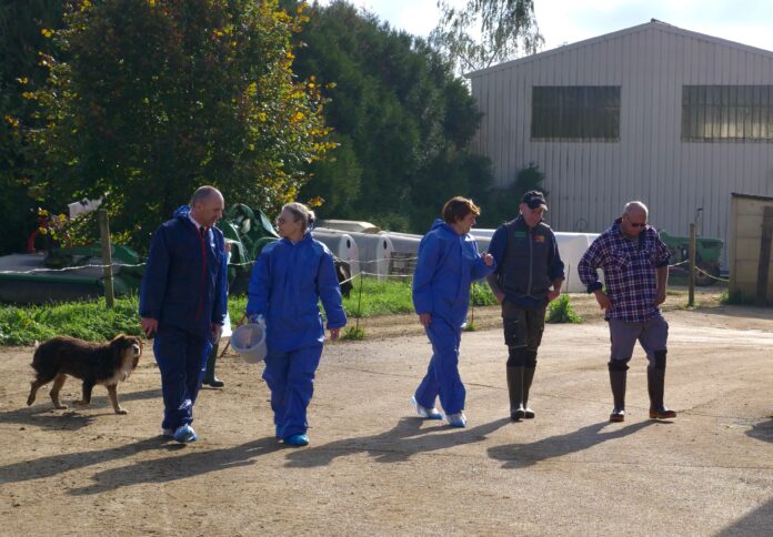 Annie Genevard DNC Chaussenans Jura Annie Genevard discute avec les deux associés du GAEC de l'Espoir