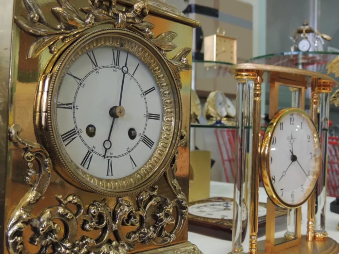 horlo troc Les Fins Horloge en exposition