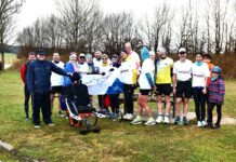 Les coureurs qui s'apprêtent à parcourir 40km avec des joëlettes