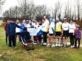 Les coureurs qui s'apprêtent à parcourir 40km avec des joëlettes