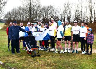 Les coureurs qui s'apprêtent à parcourir 40km avec des joëlettes