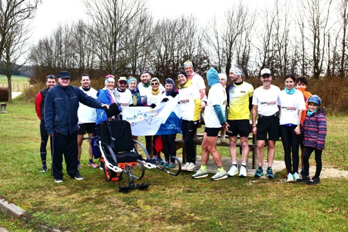 Les coureurs qui s'apprêtent à parcourir 40km avec des joëlettes