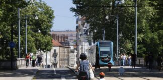 Deux personnes en vélo le long du Tramway à Besançon