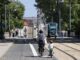 Deux personnes en vélo le long du Tramway à Besançon