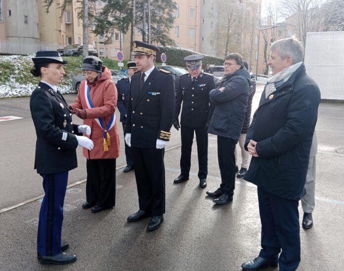 Région. Sainte Geneviève à la gendarmerie du Doubs La colonelle Élodie Montet a accueilli, en autres personnalités, le préfet Rémi Bastille, la Maire de Besançon Anne Vignot, le commandant des Sapeurs-Pompiers du Doubs, le procureur de la République, le directeur interdépartemental de la Police nationale Laurent Perraut et Michel Viennet conseiller départemental du Doubs