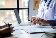 Médecins en consultation