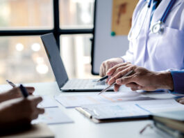 Médecins en consultation