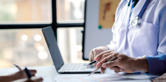 Médecins en consultation