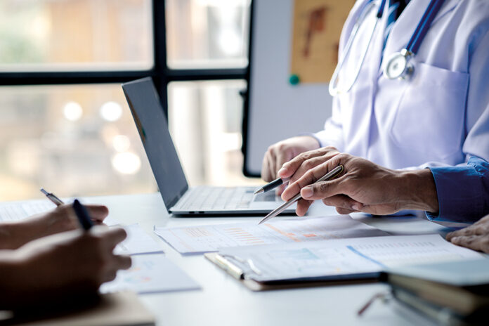 Médecins en consultation