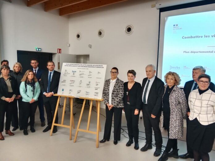 Le préfet du Doubs, Rémi Bastille, la présidente du Département, Christine Bouquin, et différents partenaires