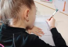 Besançon. La laïcité, comment la défendre et en parler ? Jeune fille qui note sur une feuille